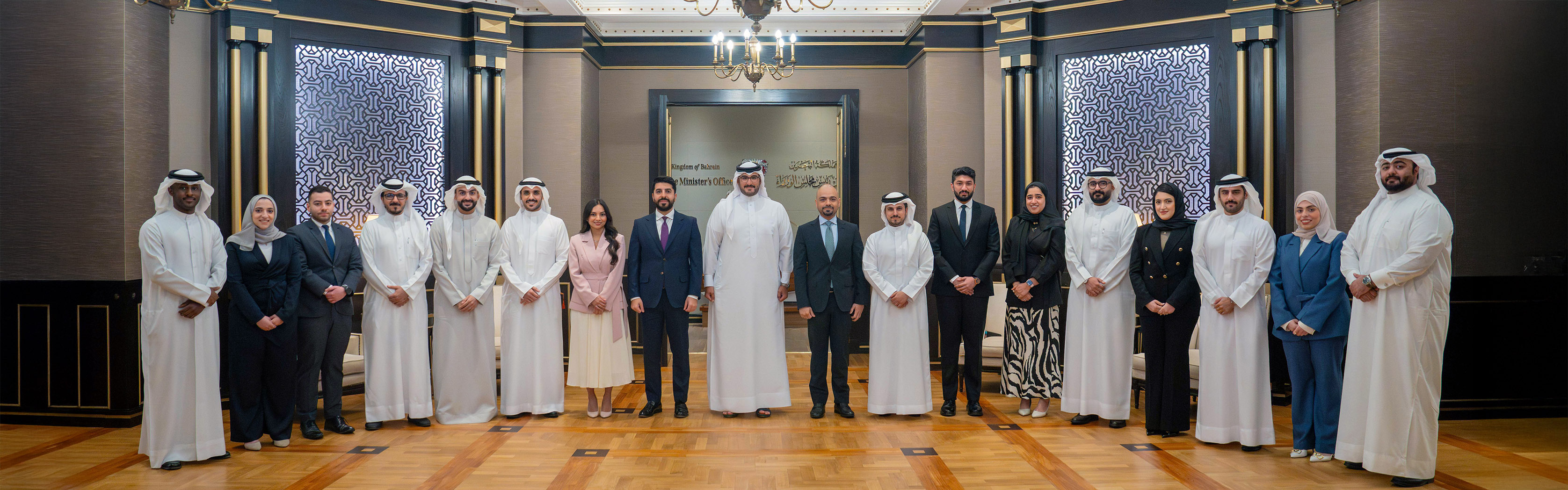 سمو الشيخ عيسى بن سلمان بن حمد آل خليفة وزير ديوان رئيس مجلس الوزراء يلتقي الدفعة العاشرة من منتسبي برنامج رئيس مجلس الوزراء لتنمية الكوادر الحكومية